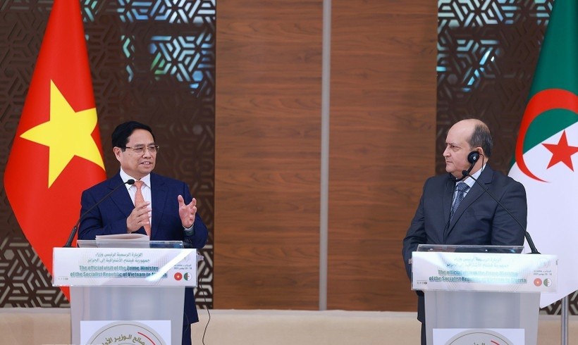 Thủ tướng Phạm Minh Chính và Thủ tướng Algeria Sifi Ghrieb gặp gỡ báo chí hai nước.