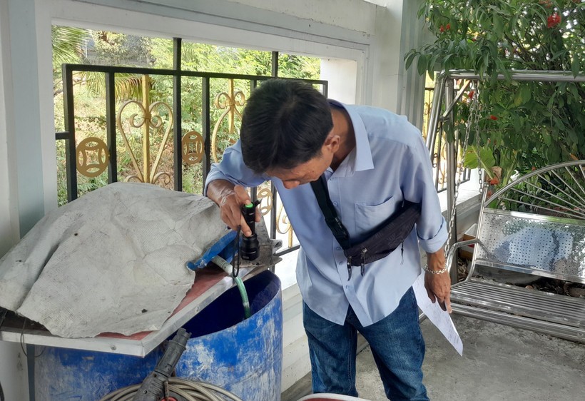 Kiểm tra các thùng phuy chứa nước trong gia đình, môi trường muỗi sinh sản loăng quăng.