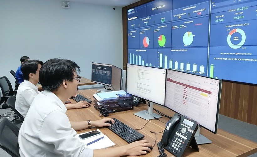 Trung tâm giám sát, điều hành thông minh (IOC) thành phố Đà Nẵng triển khai chia sẻ dữ liệu đến các phường, xã. 