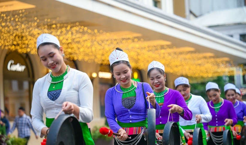 Đồng bào Mường trình diễn cồng chiêng tại khu phố đi bộ Hồ Gươm, Hà Nội.