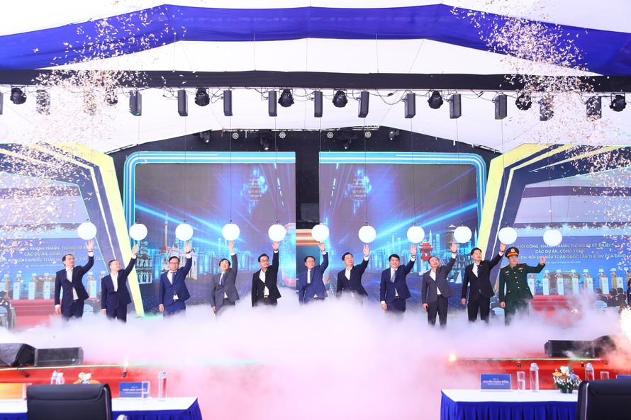 Đại biểu thực hiện nghi thức khai mạc Lễ khởi công dự án đầu tư xây dựng đường sắt đô thị thành phố Hà Nội, tuyến số 5, Văn Cao – Ngọc Khánh – Láng – Hoà Lạc