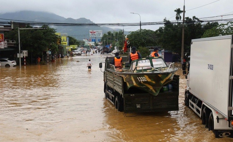 Lực lượng quân đội cùng phương tiện tham gia hỗ trợ ứng cứu người dân vùng ngập lụt tỉnh Khánh Hòa. 