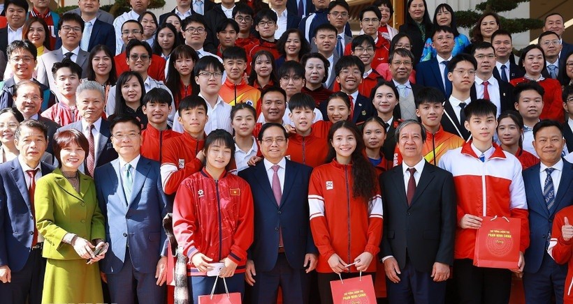 Thủ tướng Phạm Minh Chính với học sinh đoạt giải tại các kỳ thi quốc tế năm 2025. 