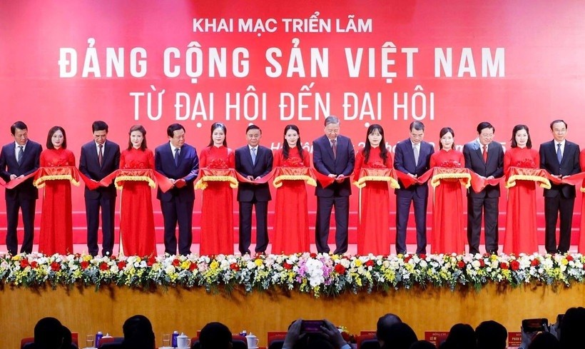 Tổng Bí thư Tô Lâm và các đồng chí lãnh đạo Đảng, Nhà nước cắt băng khai mạc Triển lãm "Đảng Cộng sản Việt Nam - Từ Đại hội đến Đại hội." 