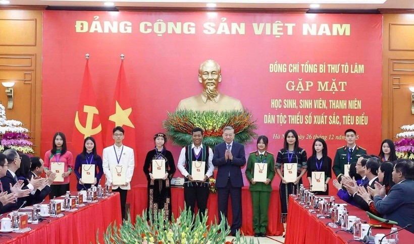 Tổng Bí thư Tô Lâm tặng quà học sinh, sinh viên, thanh niên dân tộc thiểu số xuất sắc, tiêu biểu.