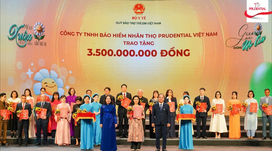 Đại diện Prudential Việt Nam chụp hình cùng đại diện Quỹ Bảo trợ Trẻ em Việt Nam tại sự kiện