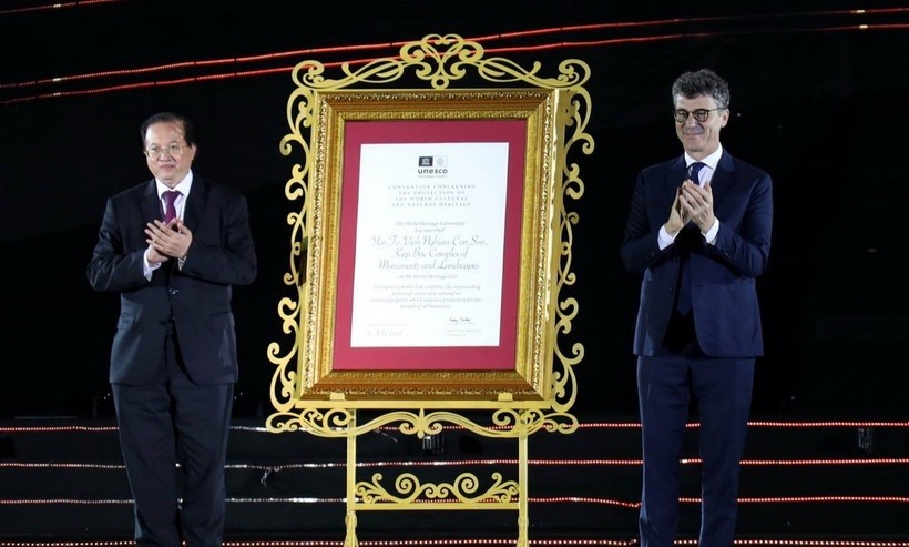 Ông Jonathan Baker, Trưởng Đại diện UNESCO tại Việt Nam (bên phải) trao Bằng UNESCO ghi danh Quần thể Di tích và Danh thắng Yên Tử - Vĩnh Nghiêm - Côn Sơn, Kiếp Bạc là Di sản văn hóa thế giới cho ông Tạ Quang Đông, Thứ trưởng Bộ Văn hóa, Thể thao và Du lịch.