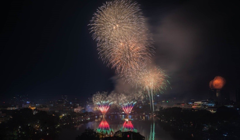 Những chùm pháo hoa sắc màu tại khu vực Hồ Hoàn Kiếm chào đón năm mới 2026.