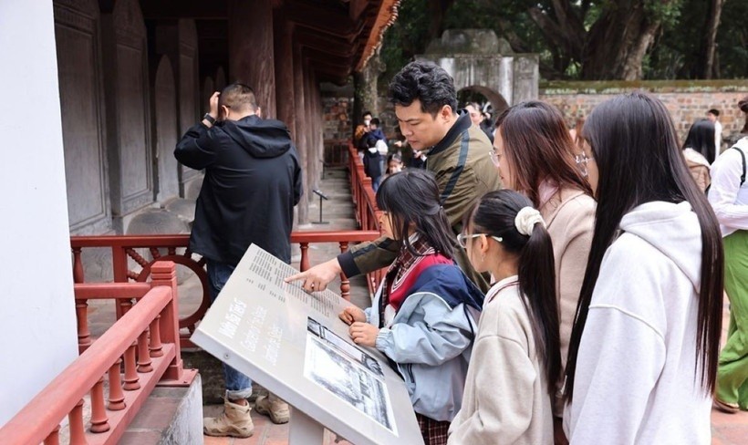 Đông đảo du khách thủ đô và nước ngoài tham quan di tích Văn Miếu-Quốc Tử Giám trong ngày nghỉ lễ. 