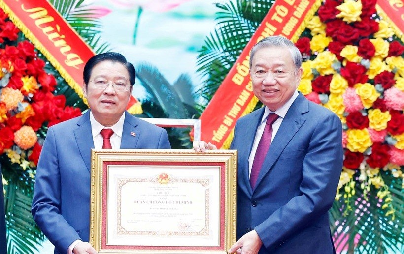 Tổng Bí thư Tô Lâm trao Huân chương Hồ Chí Minh tặng Ban Nội chính Trung ương.