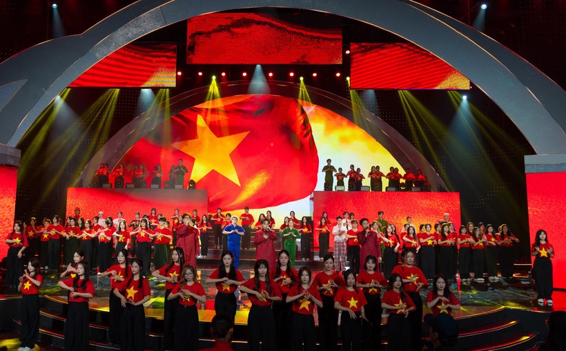 Dự thảo Báo cáo chính trị của Ban Chấp hành Trung ương Đảng khóa XIII tại Đại hội đại biểu toàn quốc lần thứ XIV của Đảng đề cập đến việc phát triển mạnh công nghiệp văn hoá.