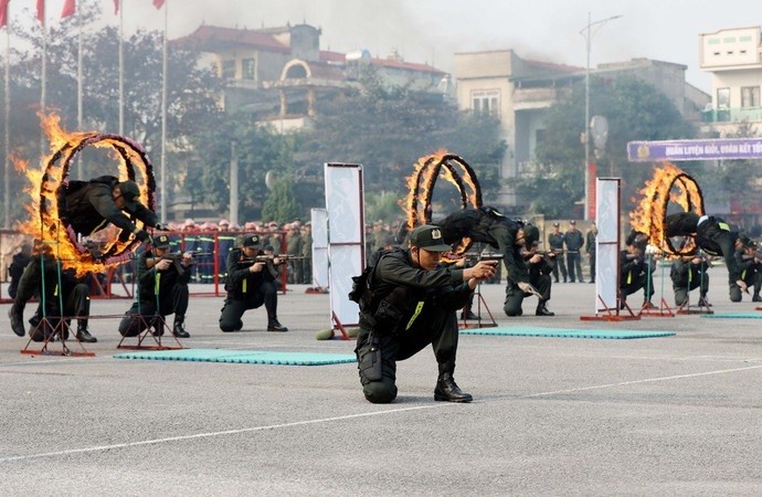 Huấn luyện bắn súng kết hợp vận động chiến đấu kết hợp thực hành kỹ thuật đột nhập nhà được tổ chức chặt chẽ, bảo đảm an toàn, chính xác và phù hợp với yêu cầu thực tiễn nhiệm vụ.