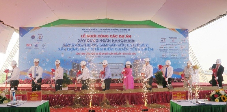 Các đại biểu thực hiện nghi thức khởi công. 