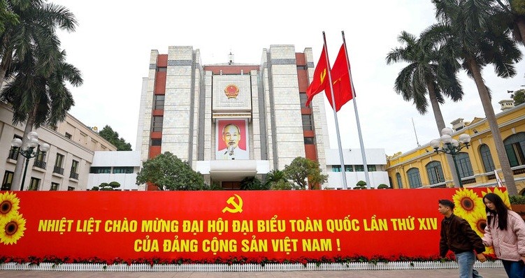 Pano chào mừng Đại hội đại biểu toàn quốc lần thứ XIV của Đảng trước trụ sở Ủy ban nhân dân thành phố Hà Nội. 