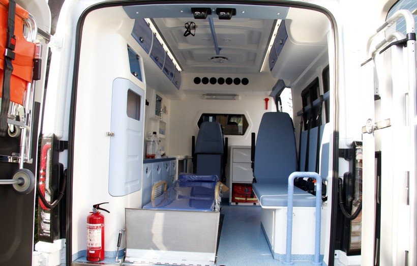 Bên trong xe cứu thương được trang bị thiết bị y tế hiện đại.