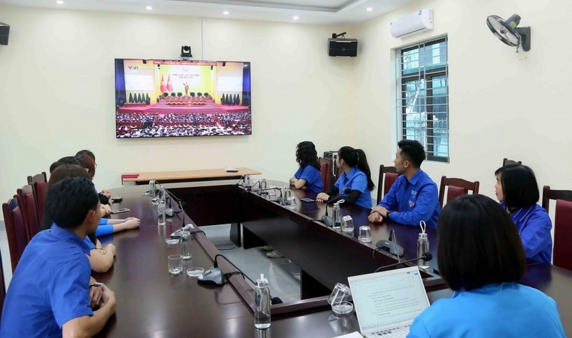 Đoàn viên thanh niên theo dõi phiên khai mạc Đại hội XIV của Đảng được truyền hình trực tiếp.