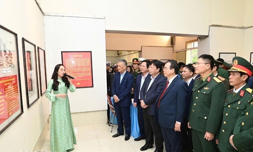 Các đại biểu tham quan triển lãm.