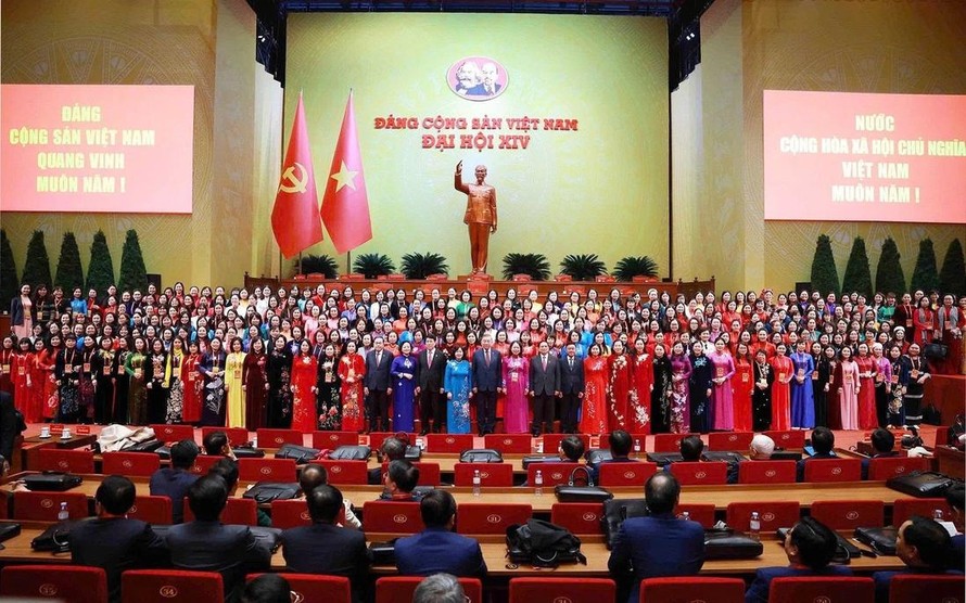 Lãnh đạo Đảng, Nhà nước chụp ảnh lưu niệm với các nữ đại biểu dự Đại hội XIV của Đảng. 