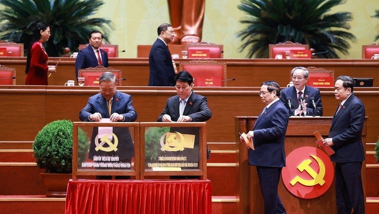 Các đại biểu bỏ phiếu bầu cử Ban Chấp hành Trung ương Đảng khóa XIV. 