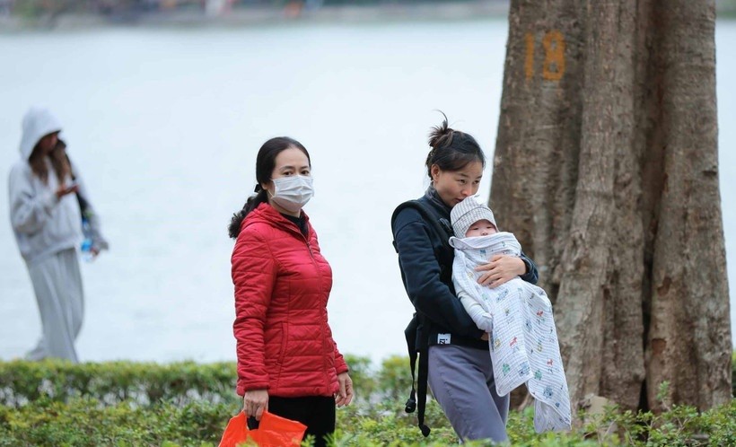 Trẻ nhỏ được che chắn kỹ chống rét khi phải di chuyển ngoài trời. 