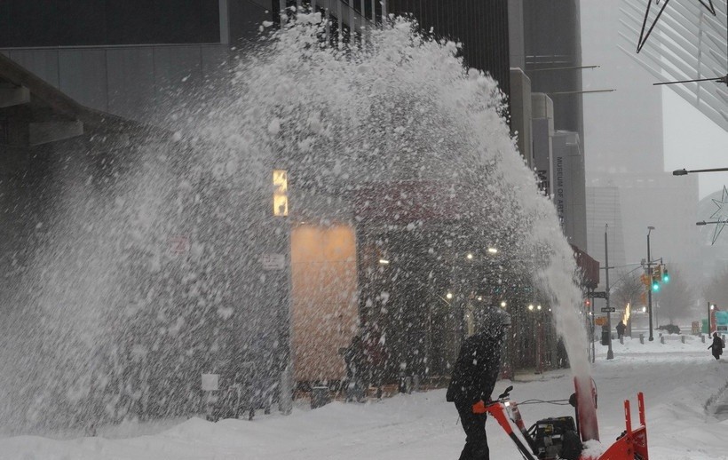 Người dân dọn tuyết trên đường phố tại New York, Mỹ.