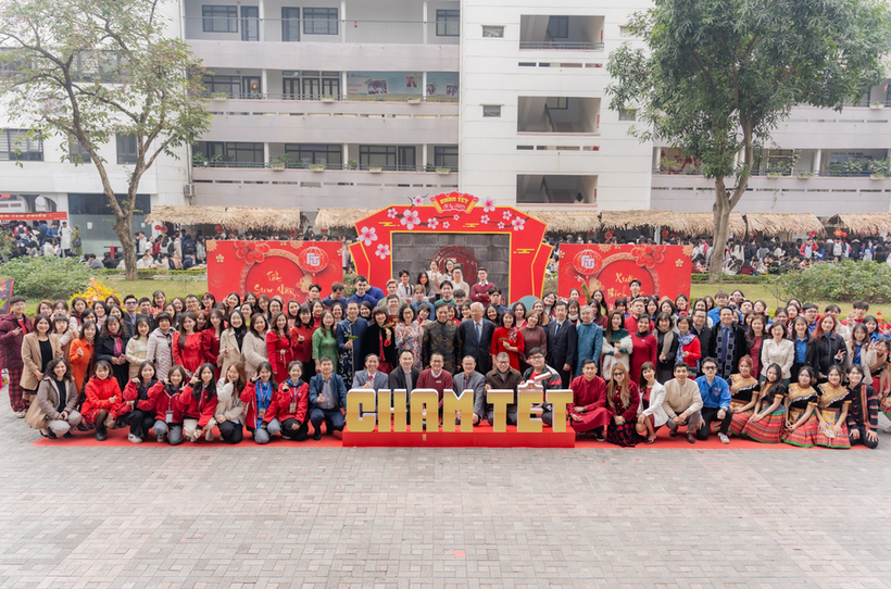 Sinh viên Trường Đại học Ngoại thương đón Tết. 