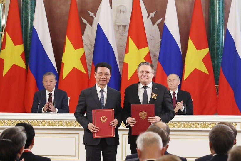 Tổng Bí thư Tô Lâm và Tổng thống Vladimir Putin chứng kiến trao văn kiện Lộ trình tổng thể về hợp tác năng lượng nguyên tử vào mục đích hòa bình giai đoạn 2025-2030 giữa Bộ Khoa học và Công nghệ Việt Nam và Tập đoàn ROSATOM của Nga.