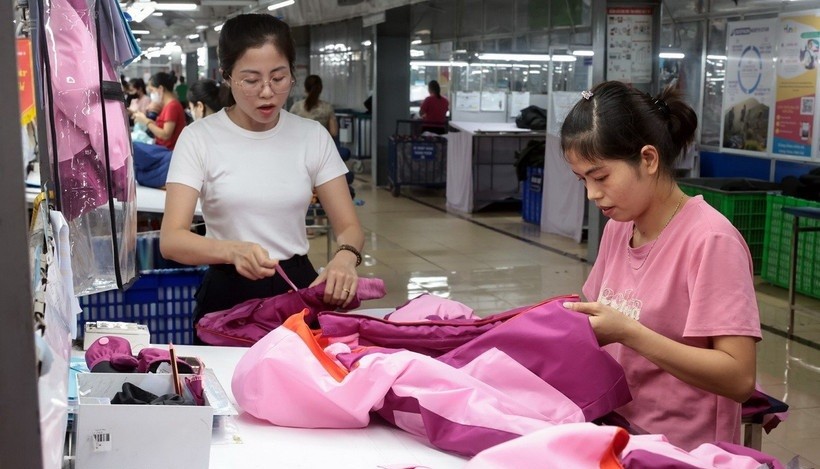 May hàng xuất khẩu sang thị trường EU tại Công ty May TNG (Thái Nguyên). 