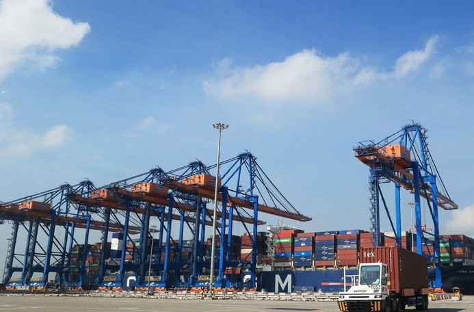 Xe chở container hoạt động trên cảng quốc tế Gemalink thuộc hệ thống Cảng biển Cái Mép (phường Tân Phước). 