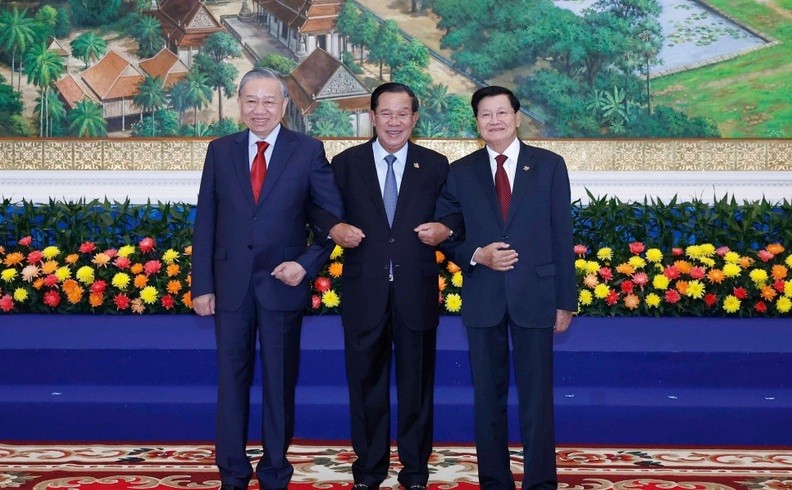 Tổng Bí thư Tô Lâm; Chủ tịch Đảng Nhân dân Campuchia Samdech Techo Hun Sen; Tổng Bí thư Đảng Nhân dân Cách mạng Lào Thongloun Sisoulith tại Cuộc gặp cấp cao giữa 3 đảng: Đảng Cộng sản Việt Nam, Đảng Nhân dân Campuchia, và Đảng Nhân dân Cách mạng Lào. 