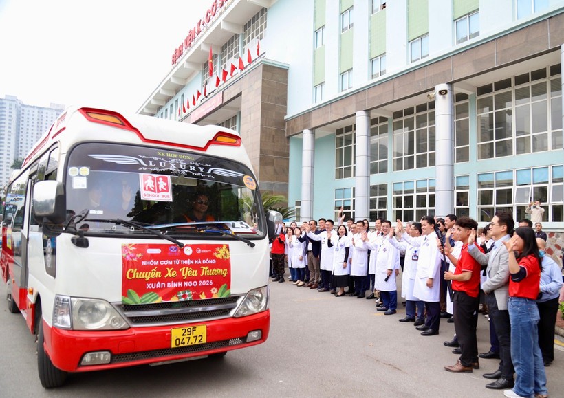 Sau Bữa cơm tất niên, trong buổi chiều người bệnh và gia đình được trở về quê đón Tết trên hành trình những Chuyến xe yêu thương miễn phí.