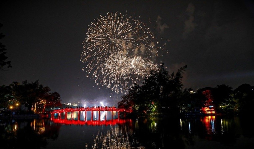 Hà Nội có mưa và mưa nhỏ rải rác, trời rét vào đêm giao thừa.