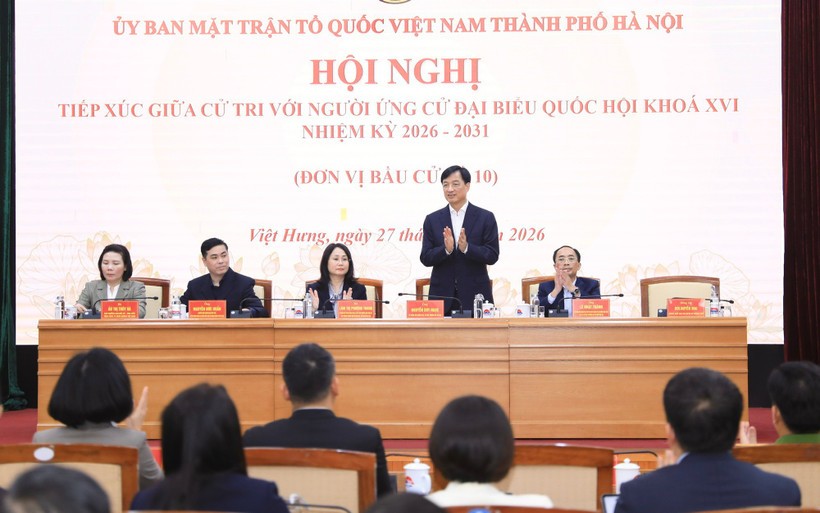 Bí thư Thành ủy Hà Nội Nguyễn Duy Ngọc và các ứng cử viên đại biểu Quốc hội tại hội nghị tiếp xúc cử tri. (Nguồn: Ủy ban Nhân dân thành phố Hà Nội)