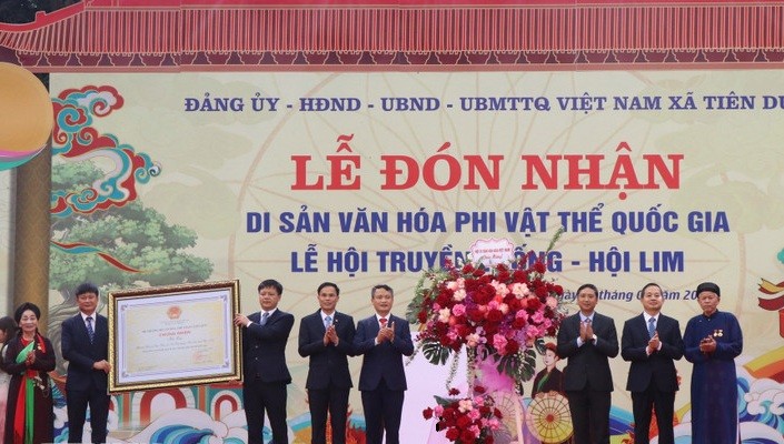 Các đồng chí lãnh đạo tỉnh Bắc Ninh trao Chứng nhận Di sản Văn hóa Phi Vật thể Quốc gia lễ hội truyền thống - Lễ hội Lim cho lãnh đạo 2 xã Liên Bão và Tiên Du.