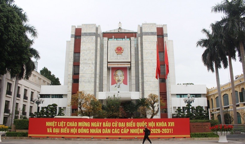 Khẩu hiệu chào đón sự kiện chính trị quan trọng của đất nước được lắp đặt tại trụ sở Hội đồng Nhân dân, Ủy ban Nhân dân thành phố Hà Nội.