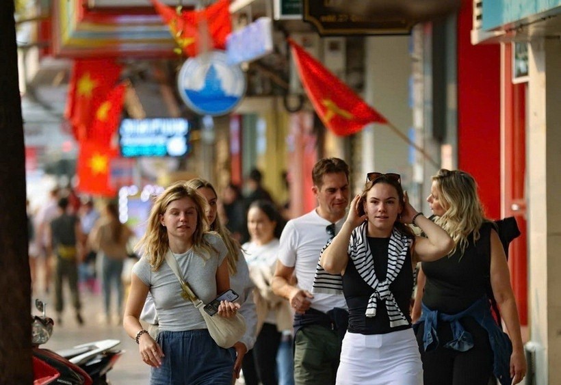 Du khách quốc tế tham quan phố cổ Hà Nội. 