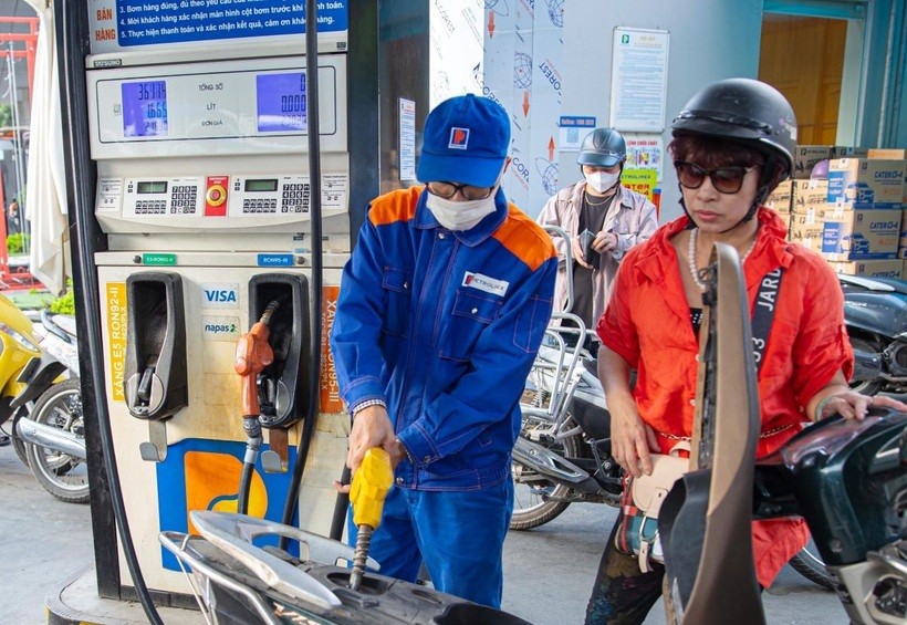 Mua bán xăng, dầu tại cửa hàng Petrolimex.