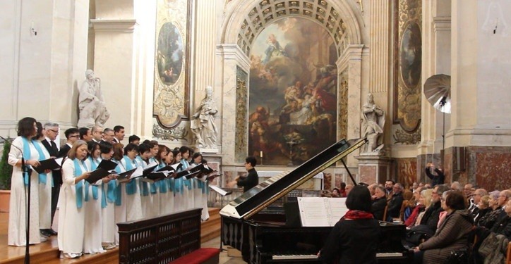 Hợp ca Quê hương biểu diễn tại Festival Hợp ca Quốc tế Paris lần thứ 28 tại nhà thờ Saint Roch.