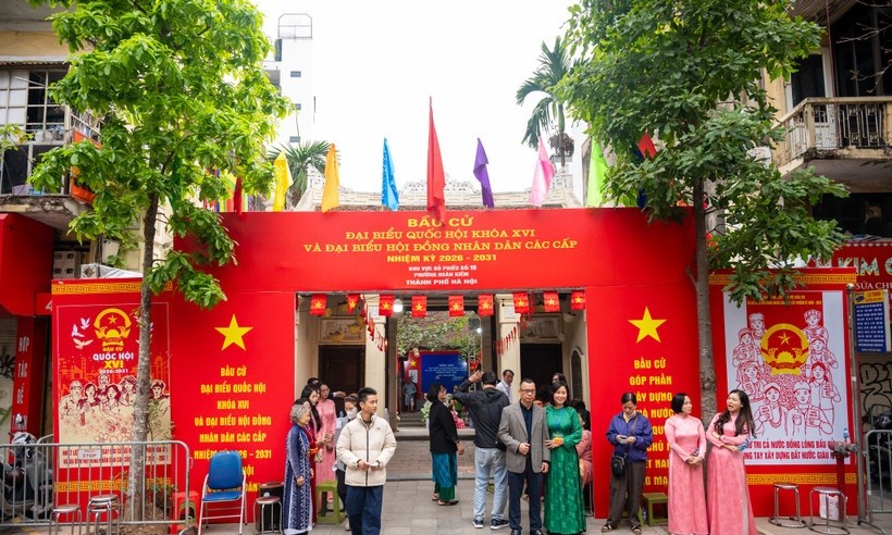 Di tích đình Kim Ngân (42 - 44 Hàng Bạc) - biểu tượng của phường nghề kim hoàn Thăng Long xưa - là điểm bỏ phiếu số 15 của các tổ dân phố Hàng Bạc số 1, số 2 và số 5.