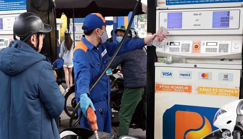 Khách hàng mua xăng, dầu tại một cửa hàng của Petrolimex trên địa bàn Hà Nội. 