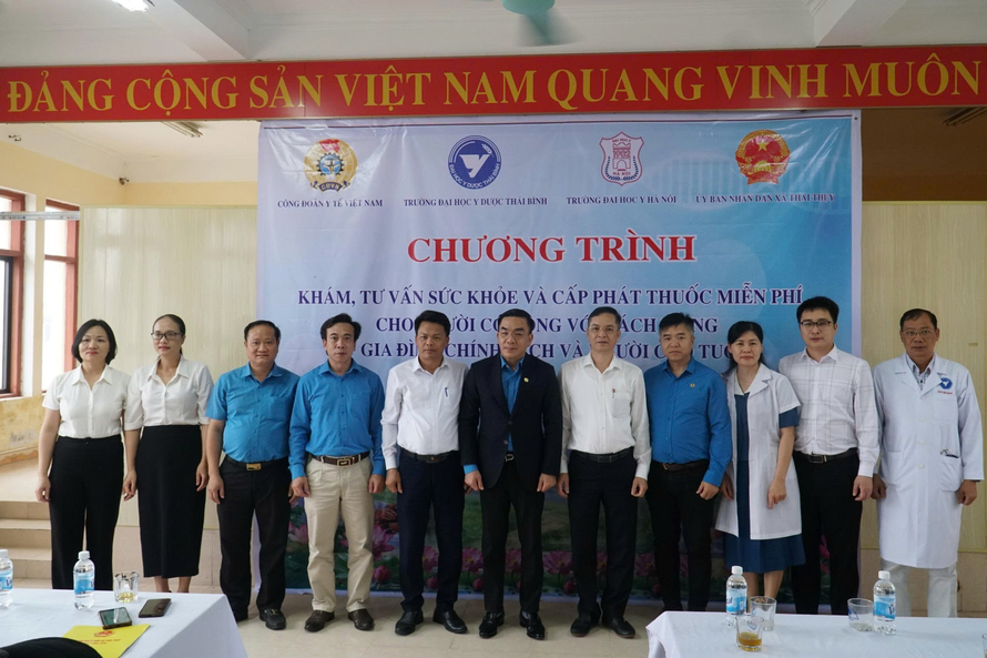 Các đồng chí lãnh đạo chụp ảnh lưu niệm cùng đại diện các y, bác sĩ