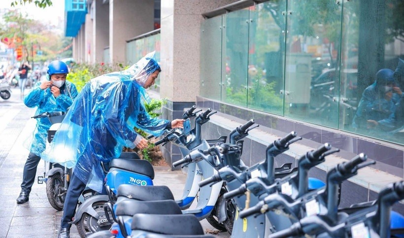 Tại các điểm lên xuống của tuyến đường sắt trên cao Cát Linh-Hà Đông, người dân dễ dàng thuê xe máy điện để di chuyển theo nhu cầu. 