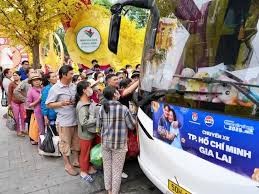 Người lao động về quê đón Tết trên các chuyến xe miễn phí. 