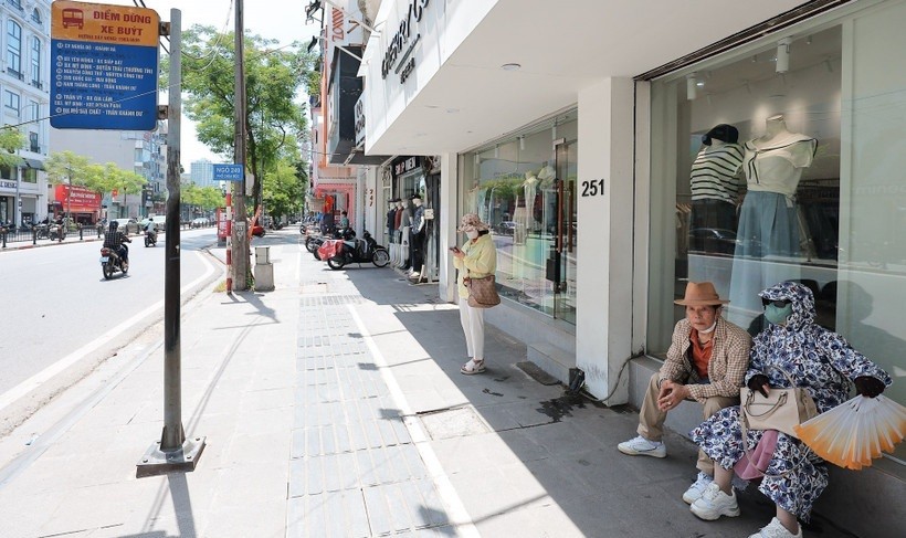 Quạt cầm tay, áo chống nắng, khẩu trang, kính râm là vật dụng không thể thiếu của nhiều người dân khi ra đường vào những ngày nắng nóng. 