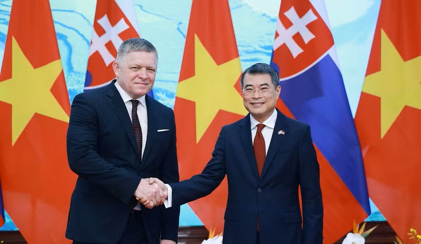 Thủ tướng Lê Minh Hưng và Thủ tướng Slovakia Robert Fico chụp ảnh chung.