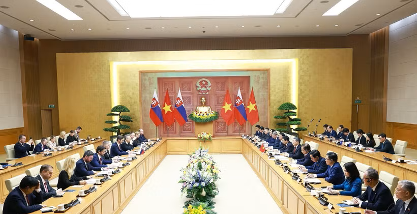 Thủ tướng Lê Minh Hưng hội đàm với Thủ tướng Slovakia Robert Fico.