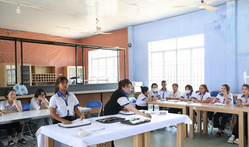 Học sinh lớp Nghiệp vụ nhà hàng K7 - Trường Trung cấp nghề dân tộc nội trú Khánh Vĩnh, Khánh Hòa trong giờ thực hành.