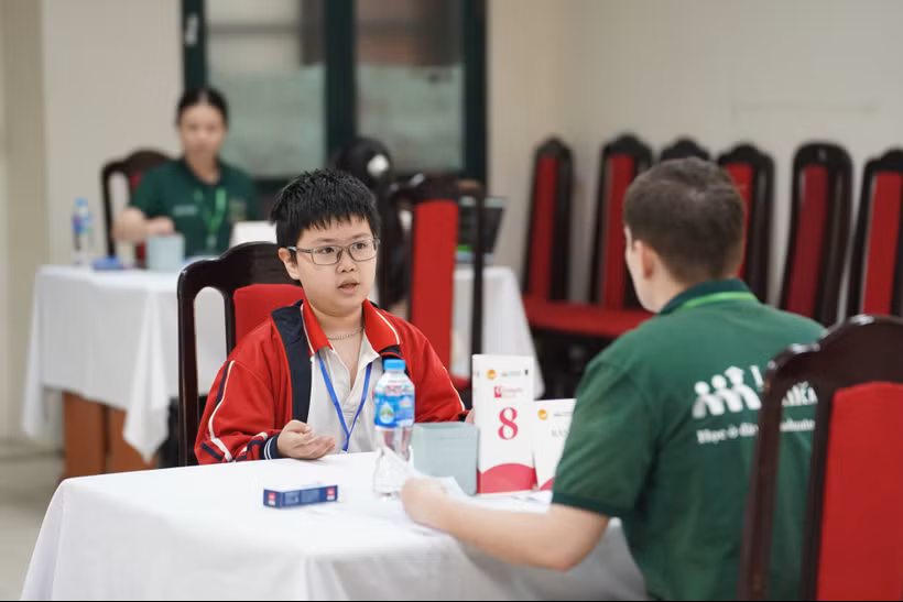 Học sinh thực hiện phần thi nói tiếng Anh với giáo viên.