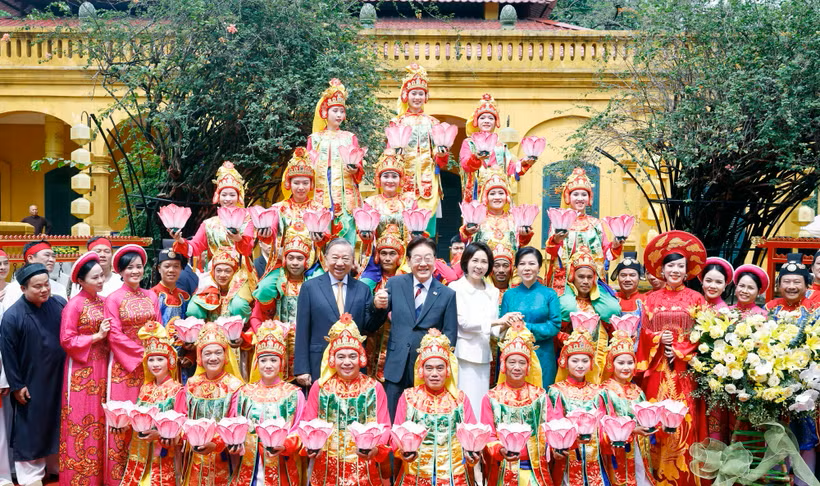 Tổng Bí thư, Chủ tịch nước Tô Lâm và Phu nhân Ngô Phương Ly cùng Tổng thống Hàn Quốc Lee Jae Myung và Phu nhân Kim Hye Kyung chụp ảnh chung với các nghệ sỹ biểu diễn nghệ thuật chào mừng.