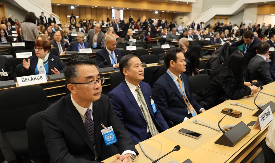 Đại tá Trần Viết Trung - Phó Chánh Văn phòng cơ quan thường trực về nhân quyền Chính phủ (ngoài cùng bên trái) cùng đoàn đại biểu Việt Nam tham dự phiên khai mạc Hội đồng Nhân quyền Liên hợp quốc đã tiến hành Khóa họp thường kỳ lần thứ 61. 
